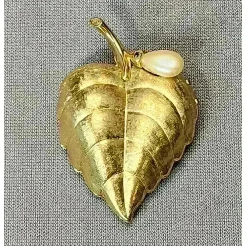 Vintage Avon Gold-tone Leaf Faux Pearl Fragrance Glace Brooch Pin Perfume Locket - Picture 3 of 6